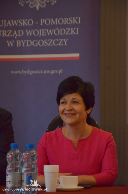 Minister wręczył symboliczne czeki