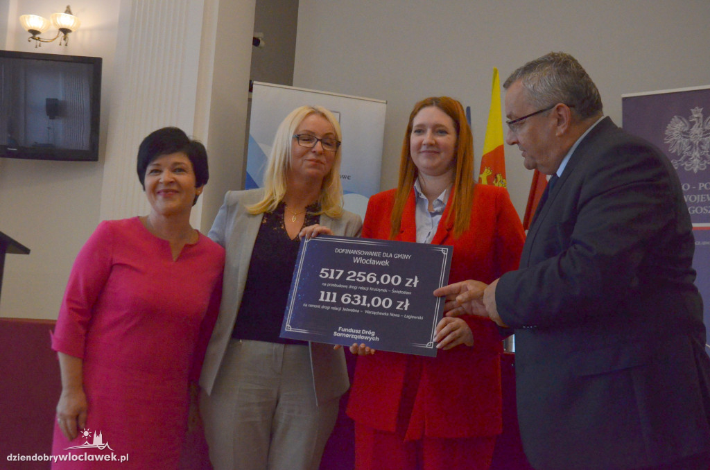 Minister wręczył symboliczne czeki
