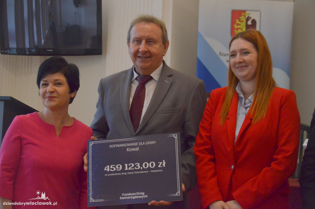 Minister wręczył symboliczne czeki