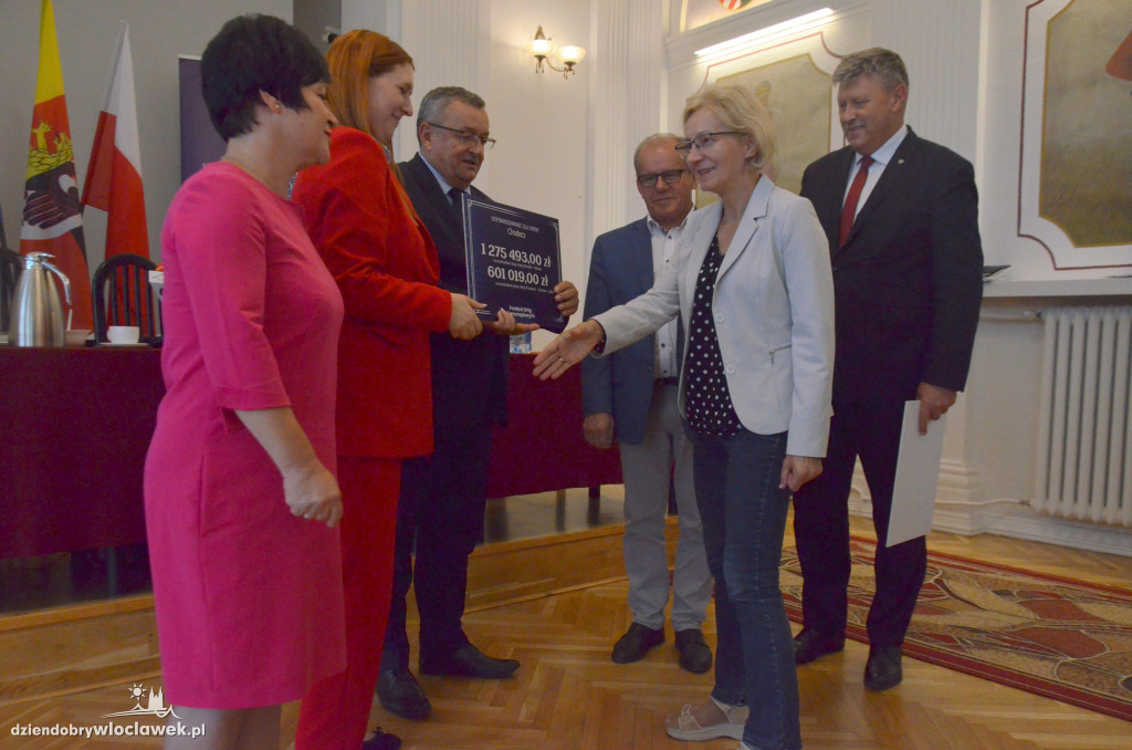 Minister wręczył symboliczne czeki