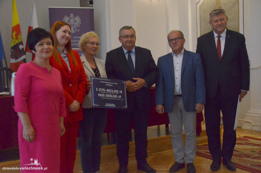 Minister wręczył symboliczne czeki