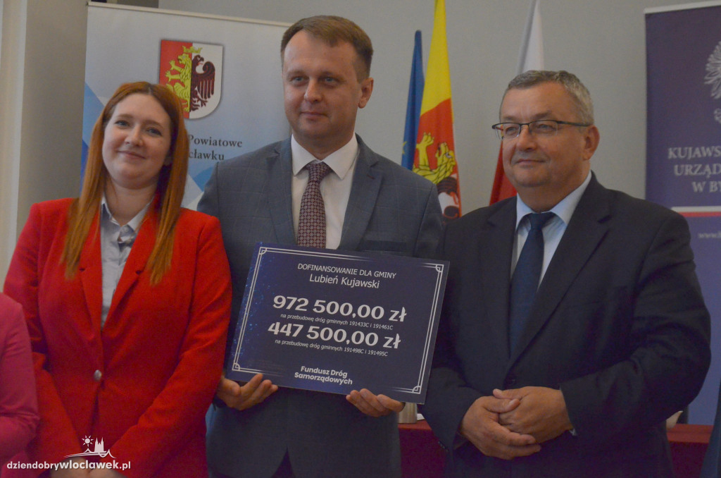 Minister wręczył symboliczne czeki