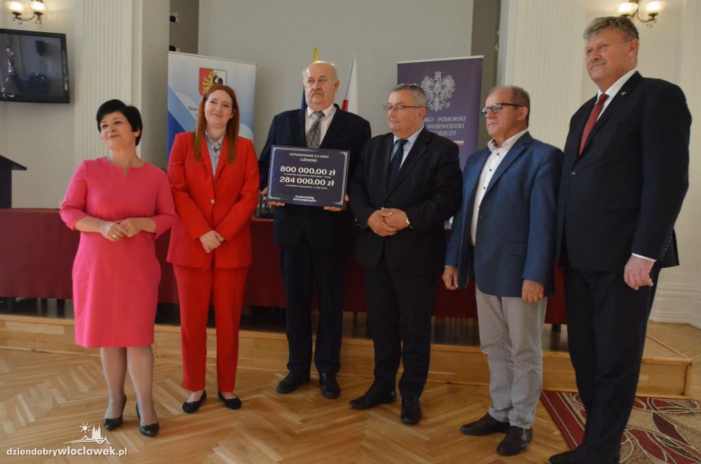 Minister wręczył symboliczne czeki