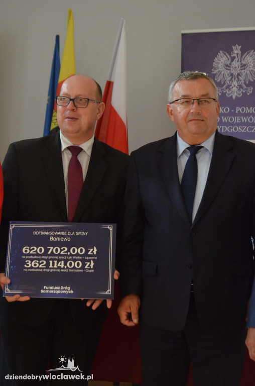 Minister wręczył symboliczne czeki