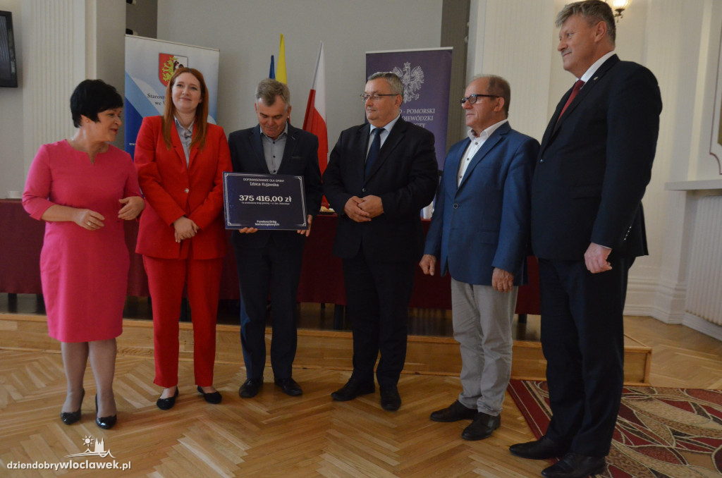 Minister wręczył symboliczne czeki