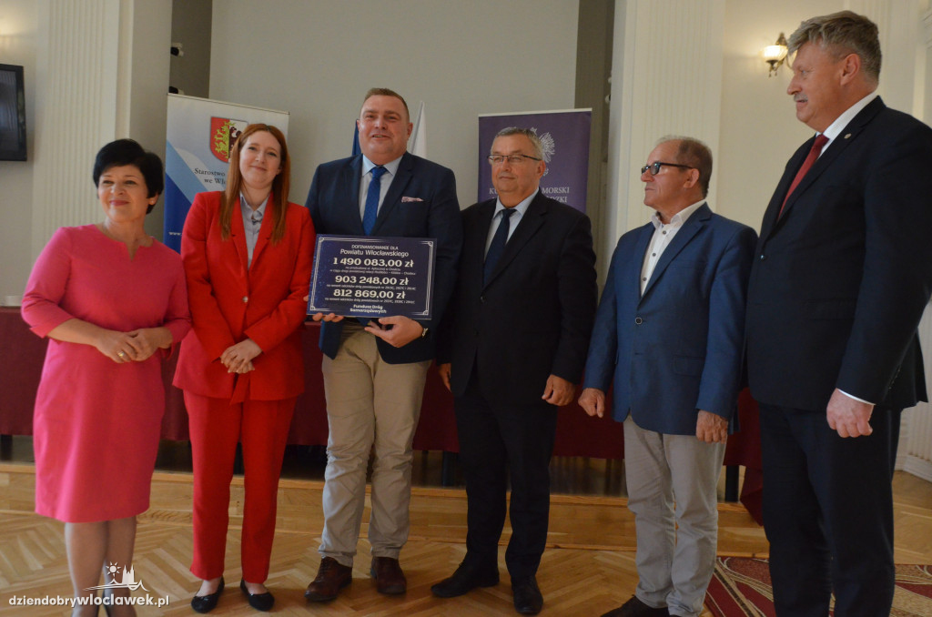 Minister wręczył symboliczne czeki
