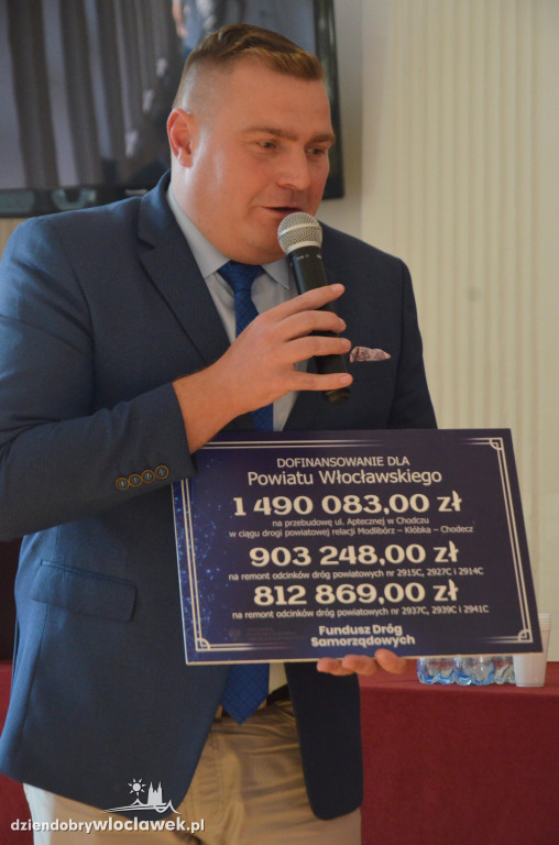 Minister wręczył symboliczne czeki