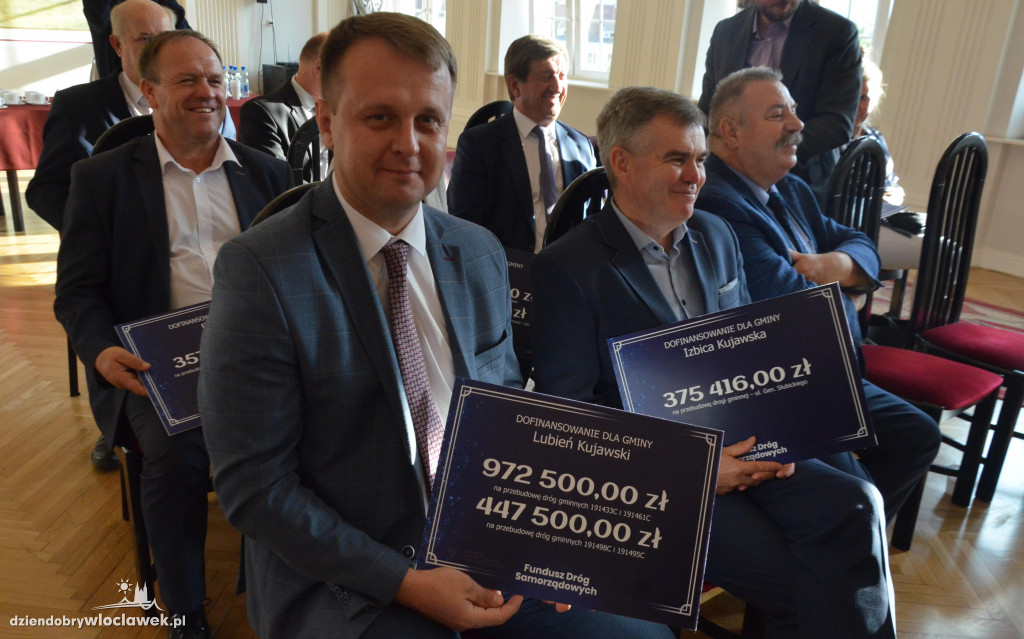 Minister wręczył symboliczne czeki