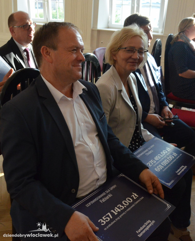 Minister wręczył symboliczne czeki