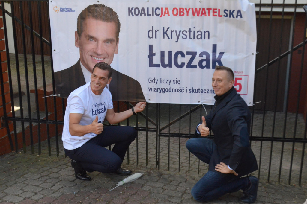 K. Brejza wieszał banery we Włocławku