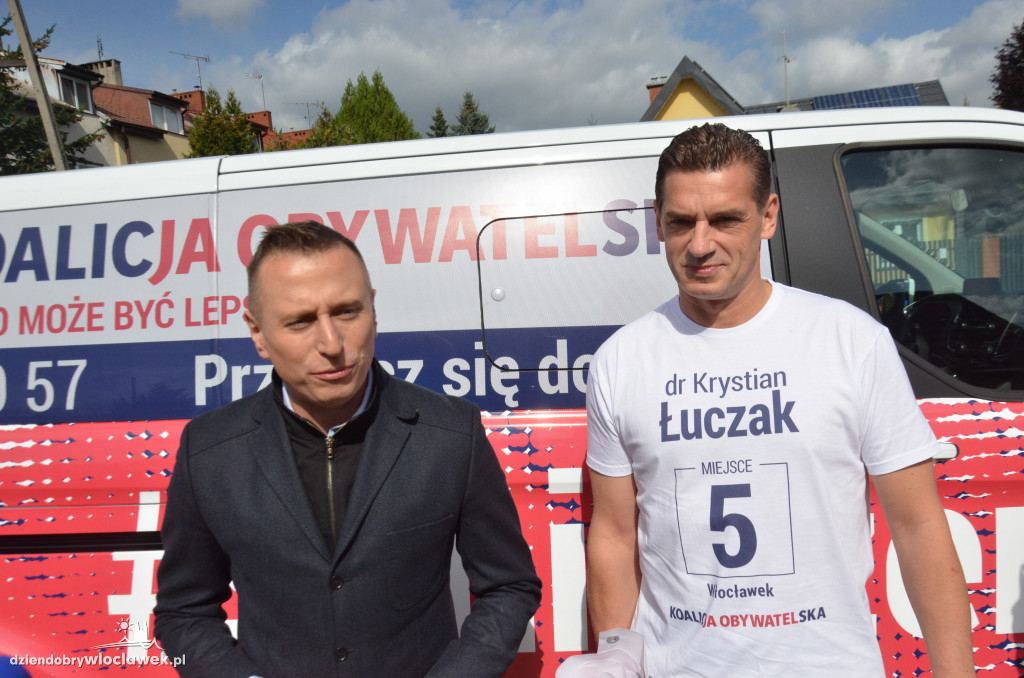 K. Brejza wieszał banery we Włocławku