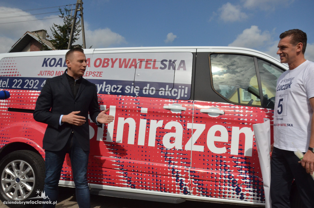 K. Brejza wieszał banery we Włocławku