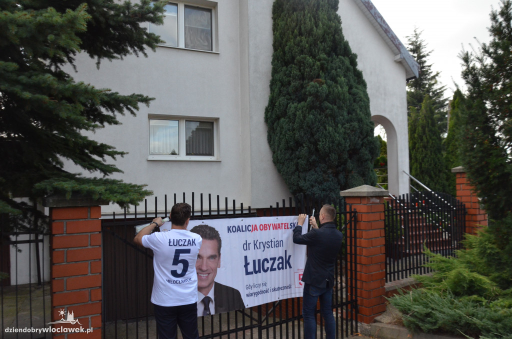 K. Brejza wieszał banery we Włocławku