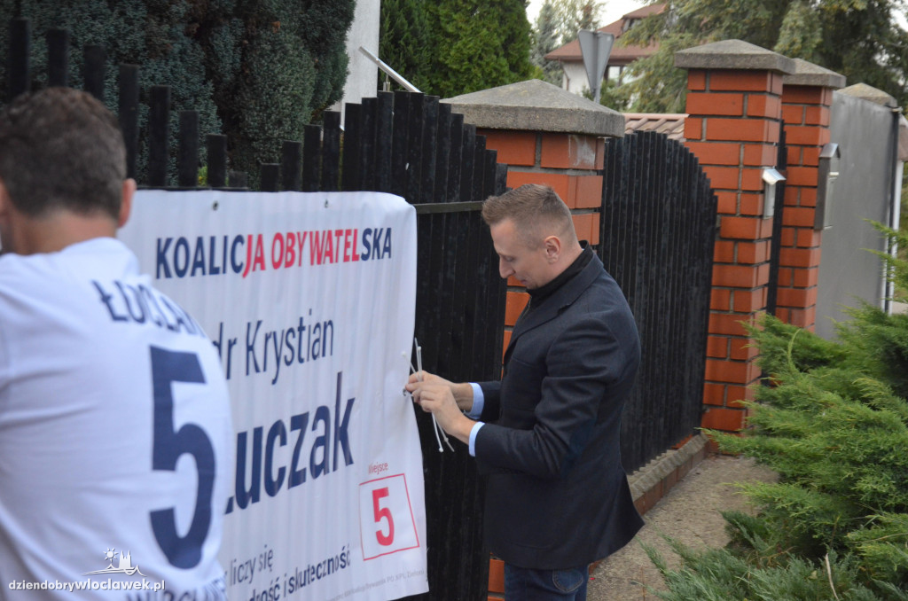 K. Brejza wieszał banery we Włocławku
