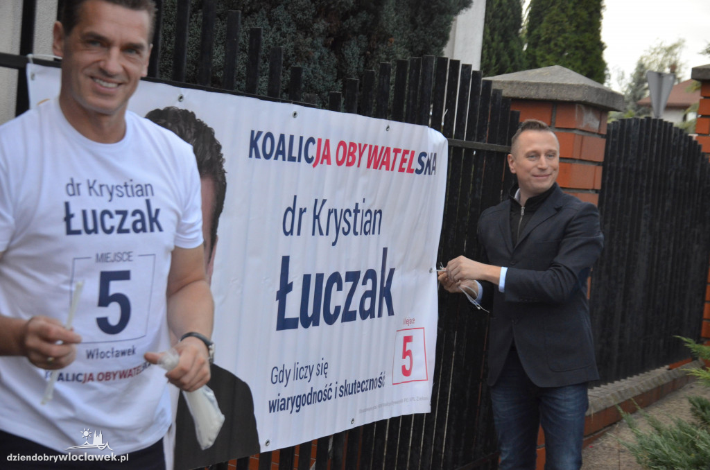 K. Brejza wieszał banery we Włocławku