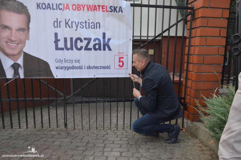 K. Brejza wieszał banery we Włocławku