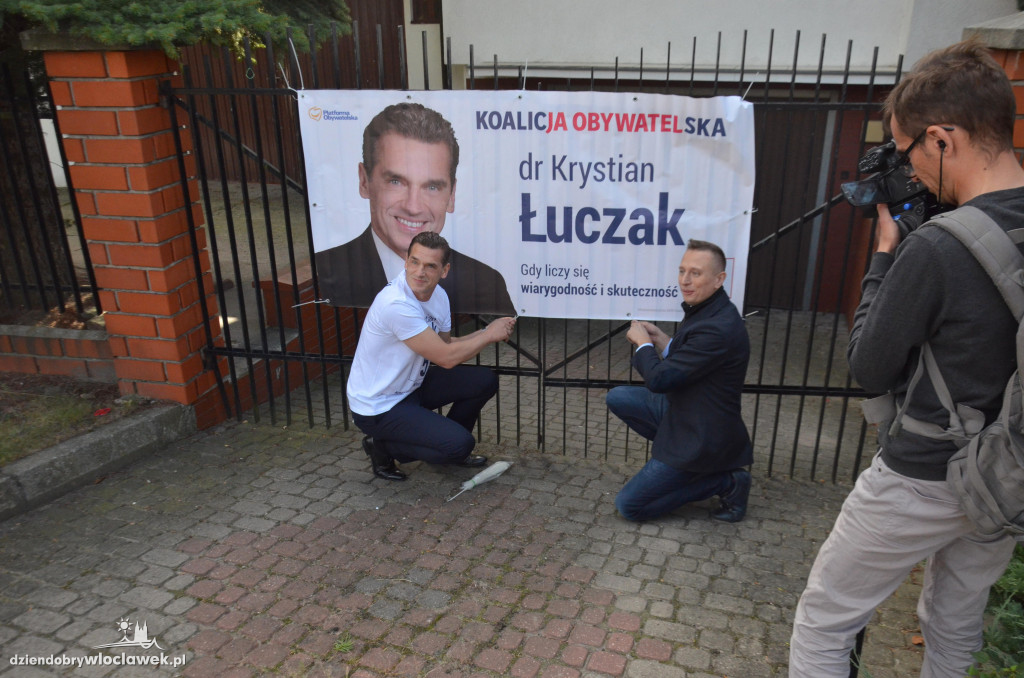 K. Brejza wieszał banery we Włocławku
