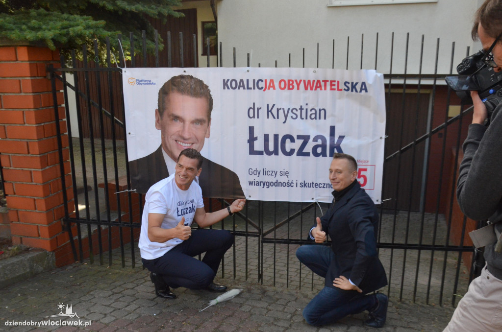 K. Brejza wieszał banery we Włocławku