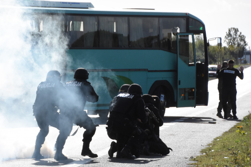 Antyterroryści odbijali przejęty autokar
