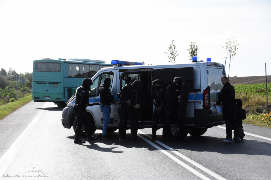 Antyterroryści odbijali przejęty autokar