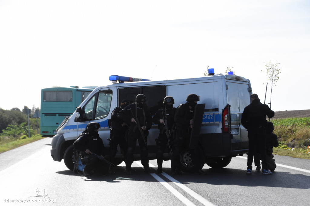 Antyterroryści odbijali przejęty autokar