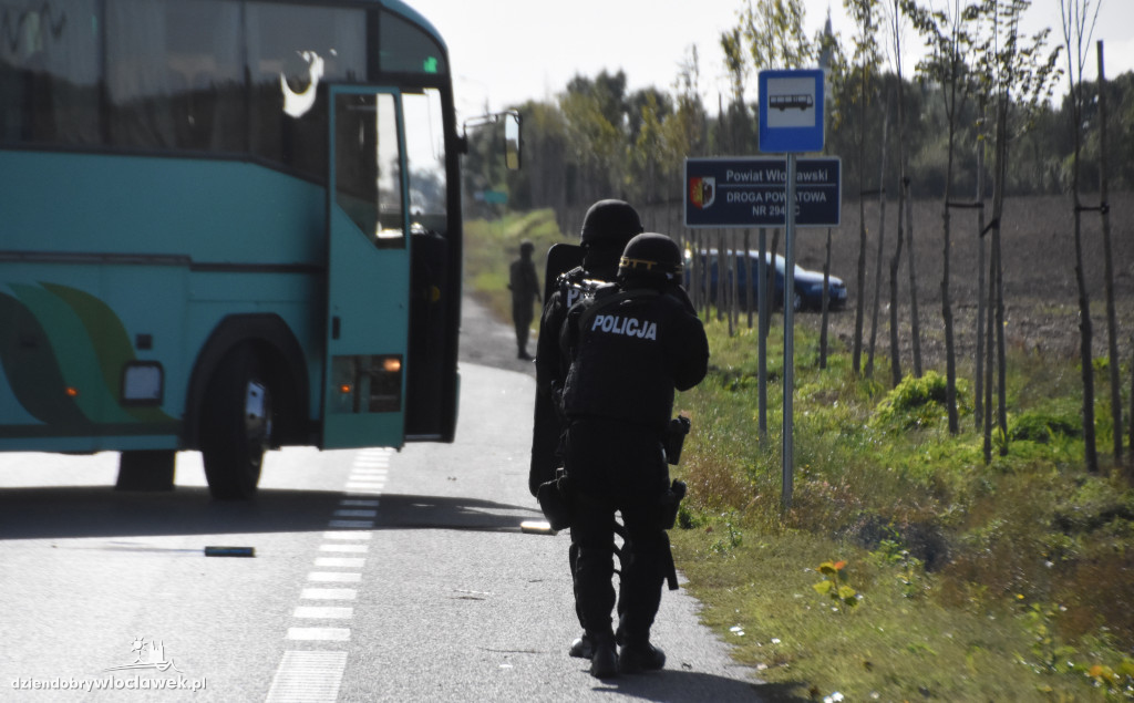Antyterroryści odbijali przejęty autokar