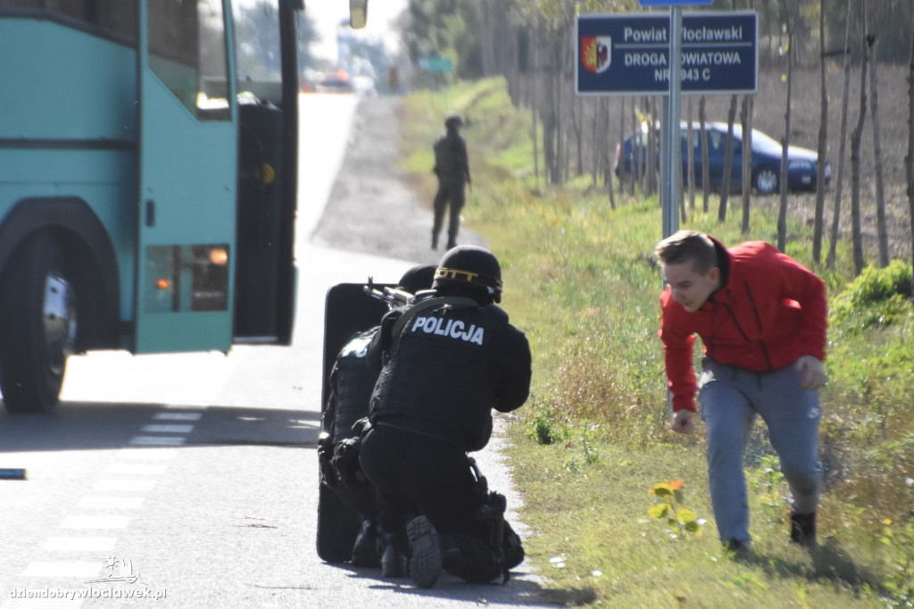 Antyterroryści odbijali przejęty autokar
