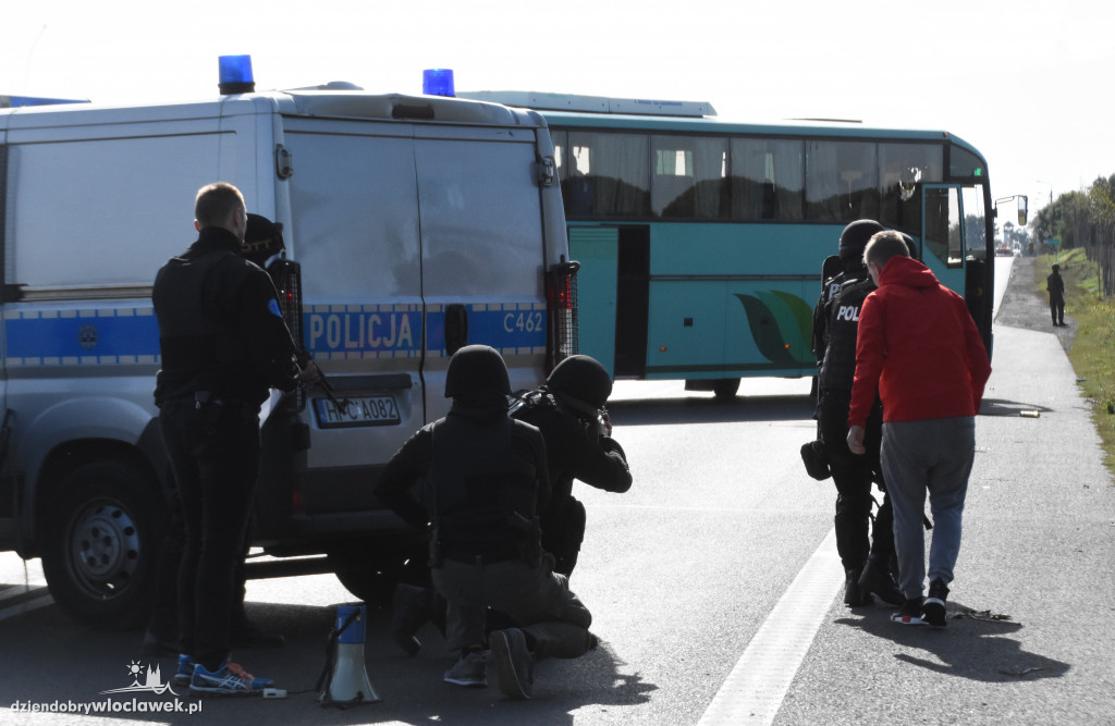 Antyterroryści odbijali przejęty autokar