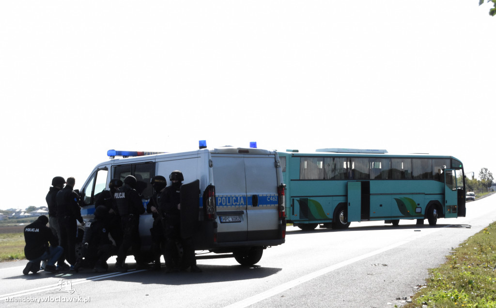 Antyterroryści odbijali przejęty autokar