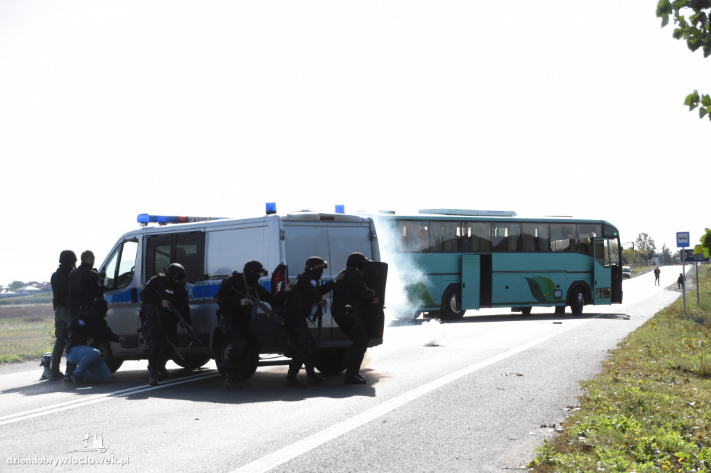 Antyterroryści odbijali przejęty autokar