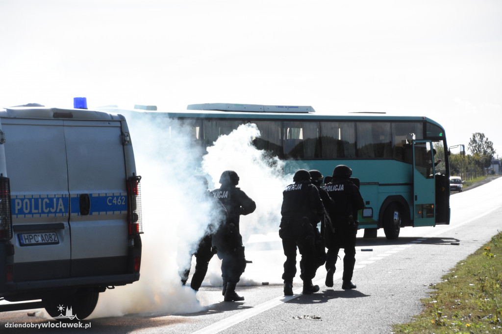 Antyterroryści odbijali przejęty autokar