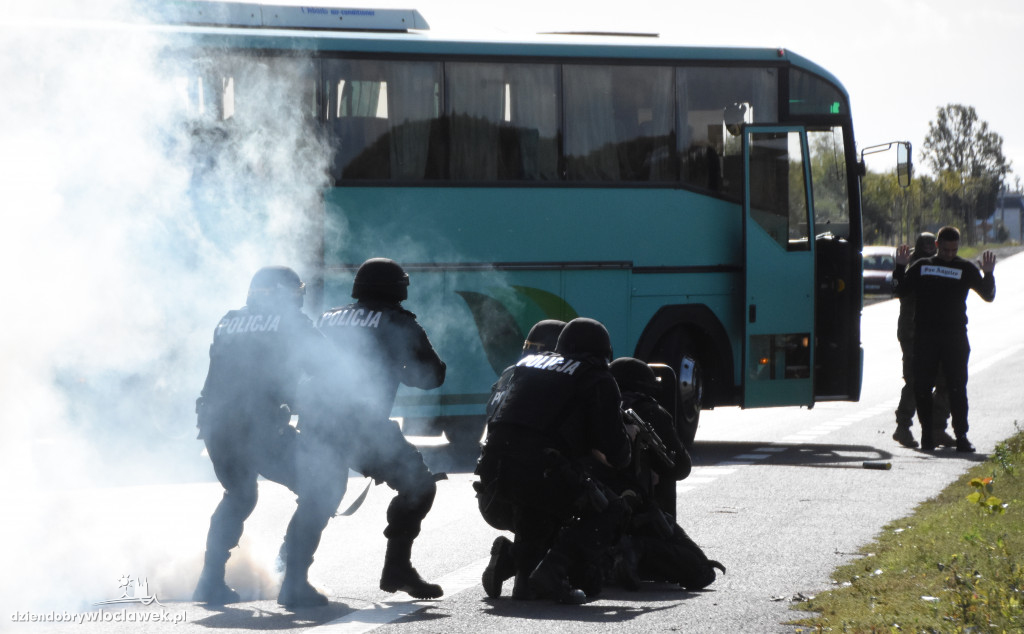 Antyterroryści odbijali przejęty autokar