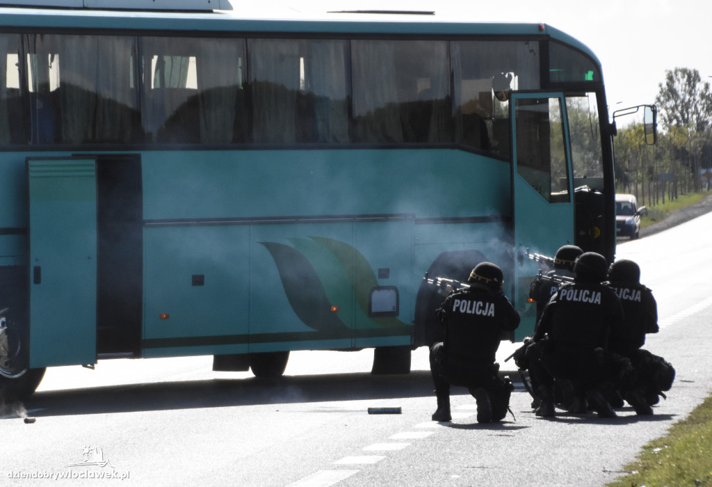 Antyterroryści odbijali przejęty autokar