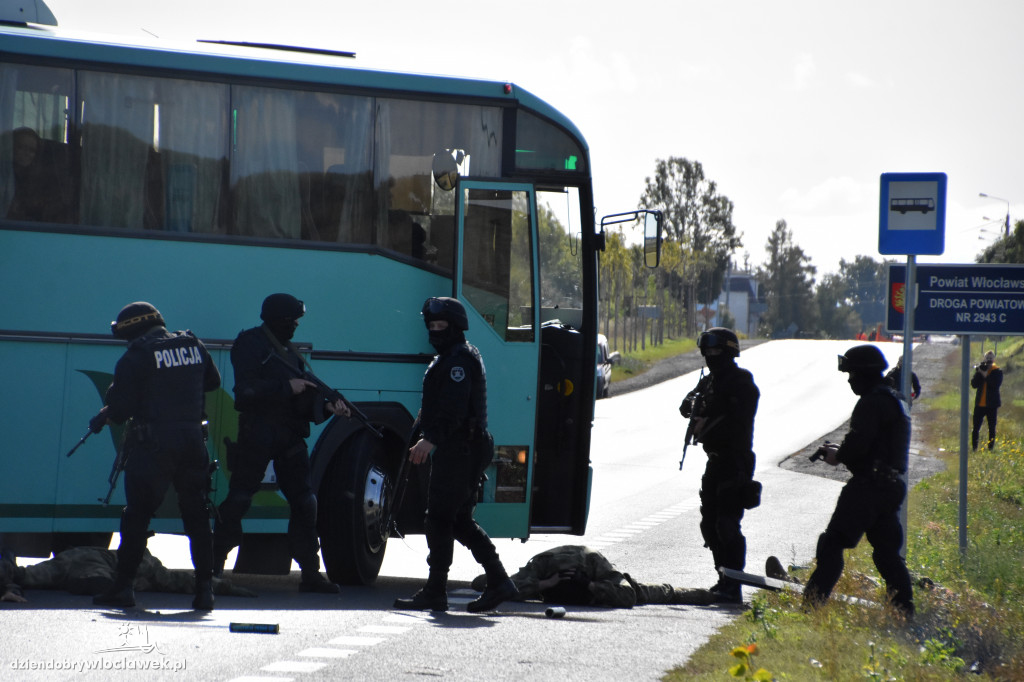 Antyterroryści odbijali przejęty autokar