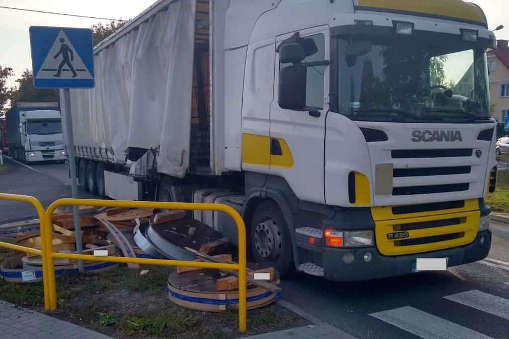 Szpule z drutem wypadły na drogę