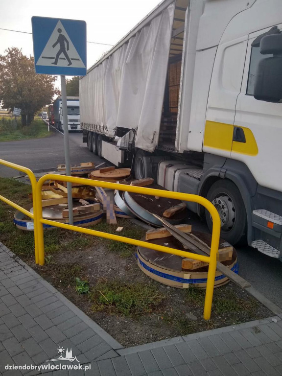 Szpule z drutem wypadły na drogę
