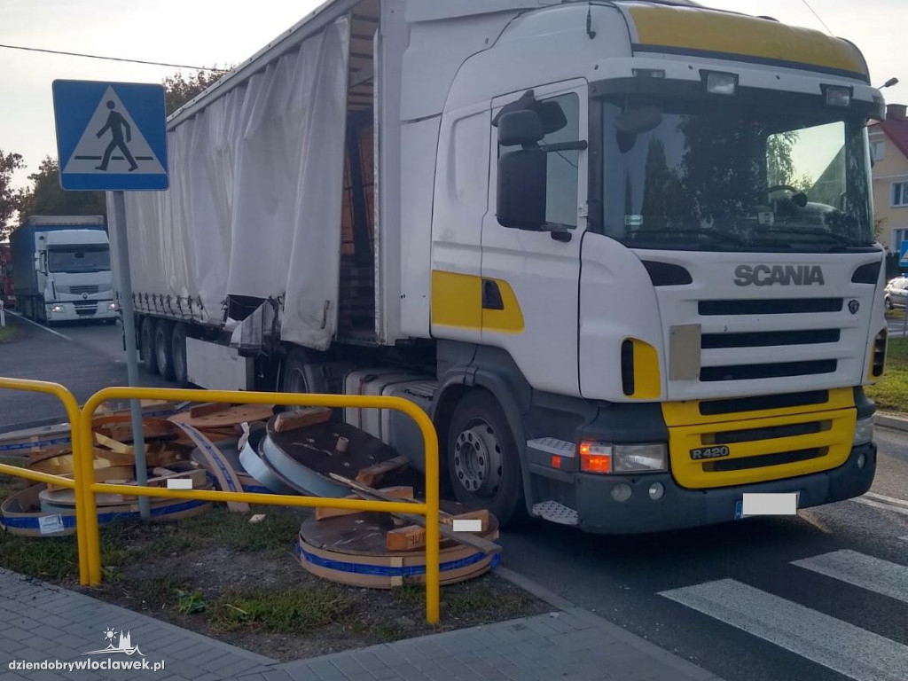 Szpule z drutem wypadły na drogę