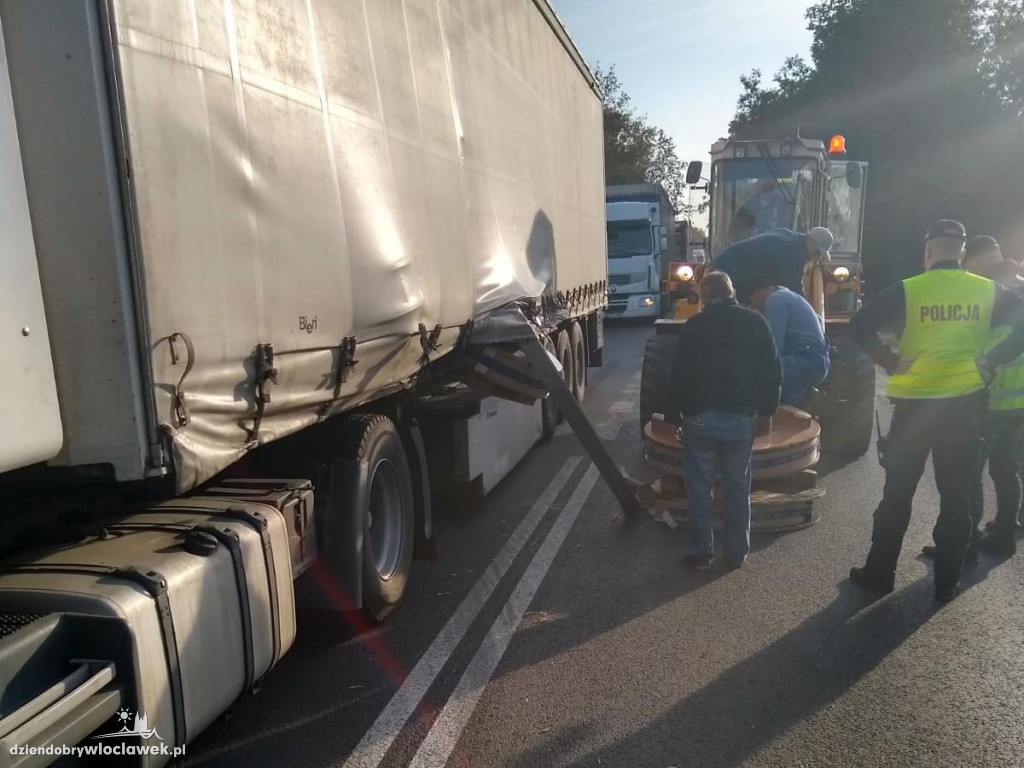 Szpule z drutem wypadły na drogę