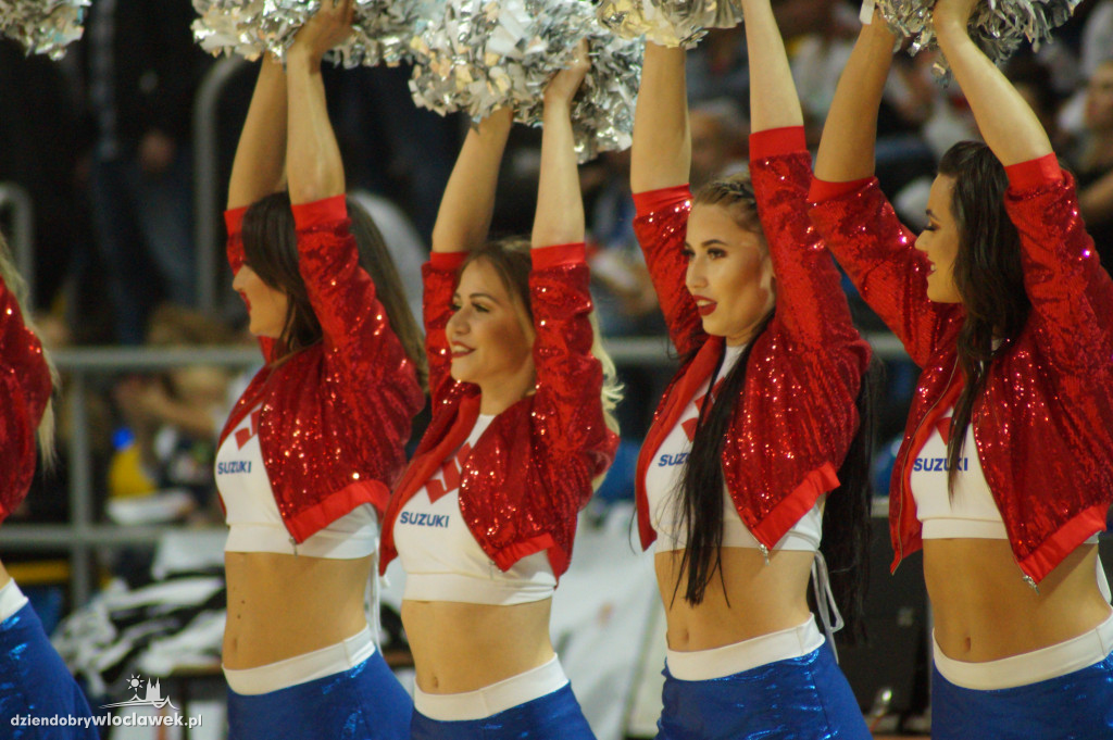 Cheerleaders na meczu o Superpuchar