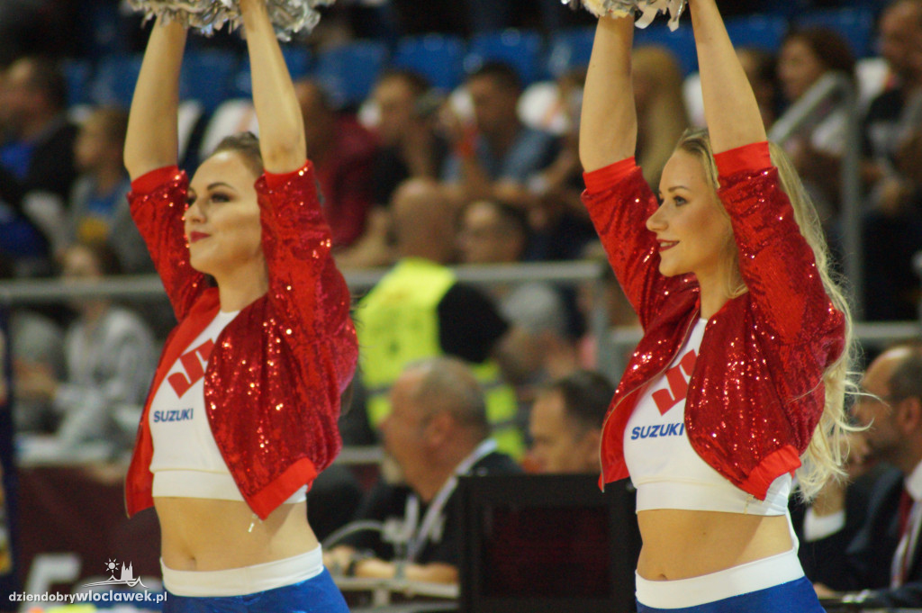 Cheerleaders na meczu o Superpuchar