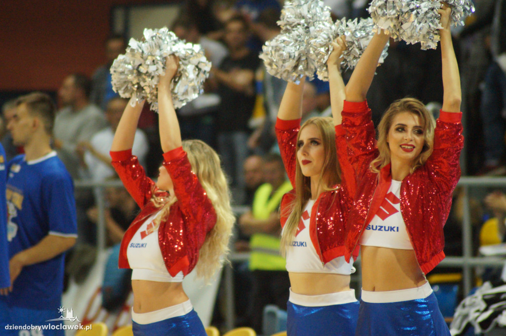 Cheerleaders na meczu o Superpuchar