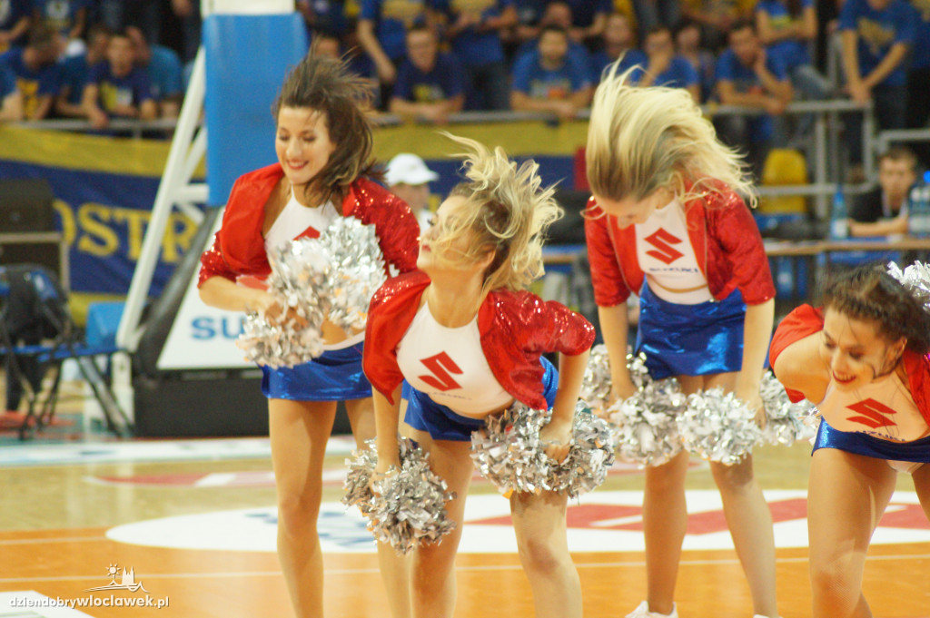 Cheerleaders na meczu o Superpuchar