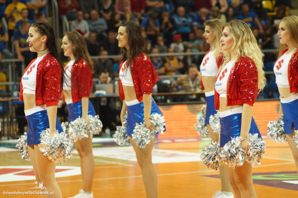 Cheerleaders na meczu o Superpuchar