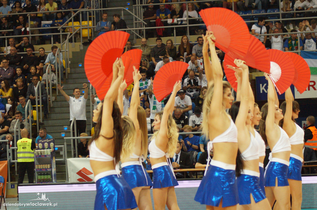 Cheerleaders na meczu o Superpuchar