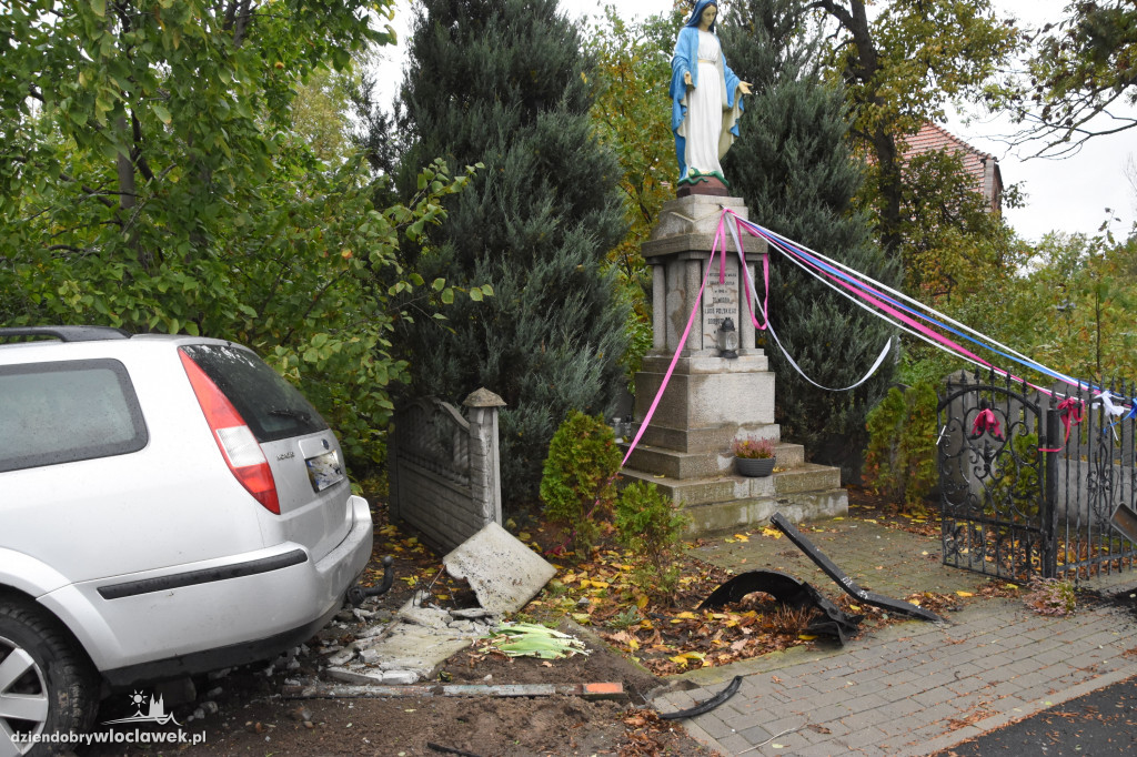Osobówką w ogrodzenie figurki