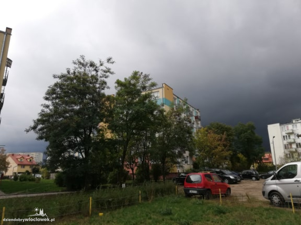 Ciemna chmura nad miastem