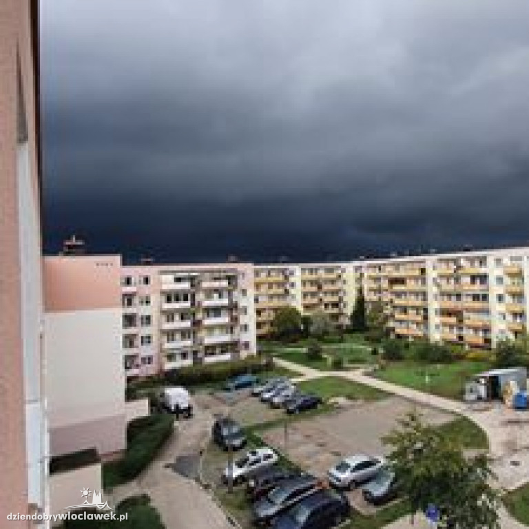 Ciemna chmura nad miastem
