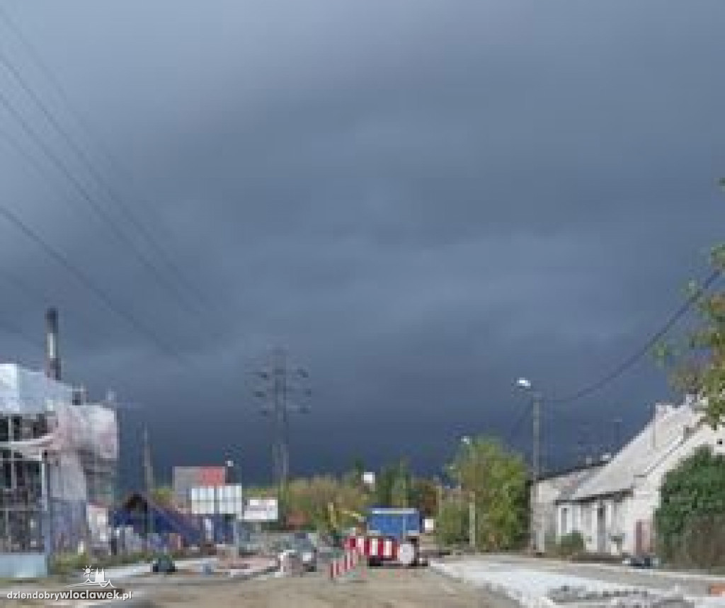 Ciemna chmura nad miastem