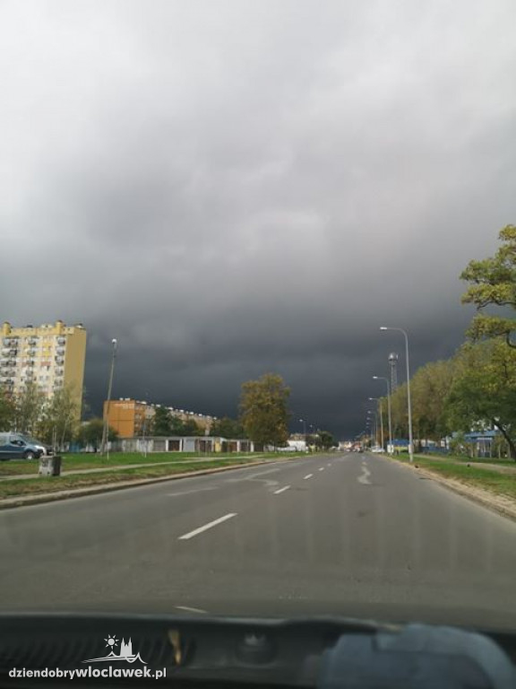 Ciemna chmura nad miastem
