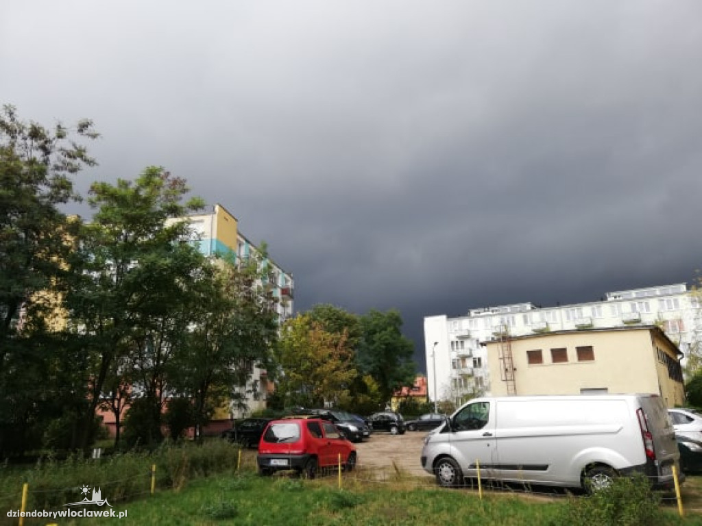 Ciemna chmura nad miastem